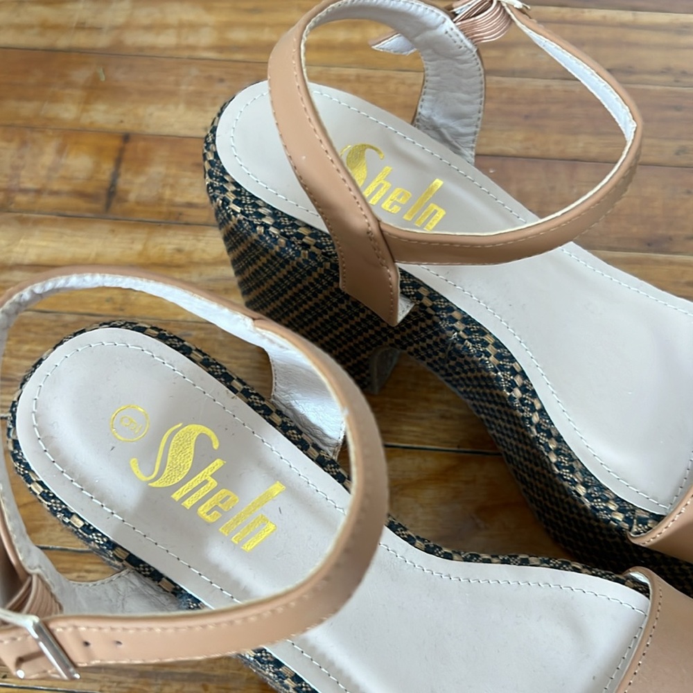 Platform Sandals - Picture 2 of 4